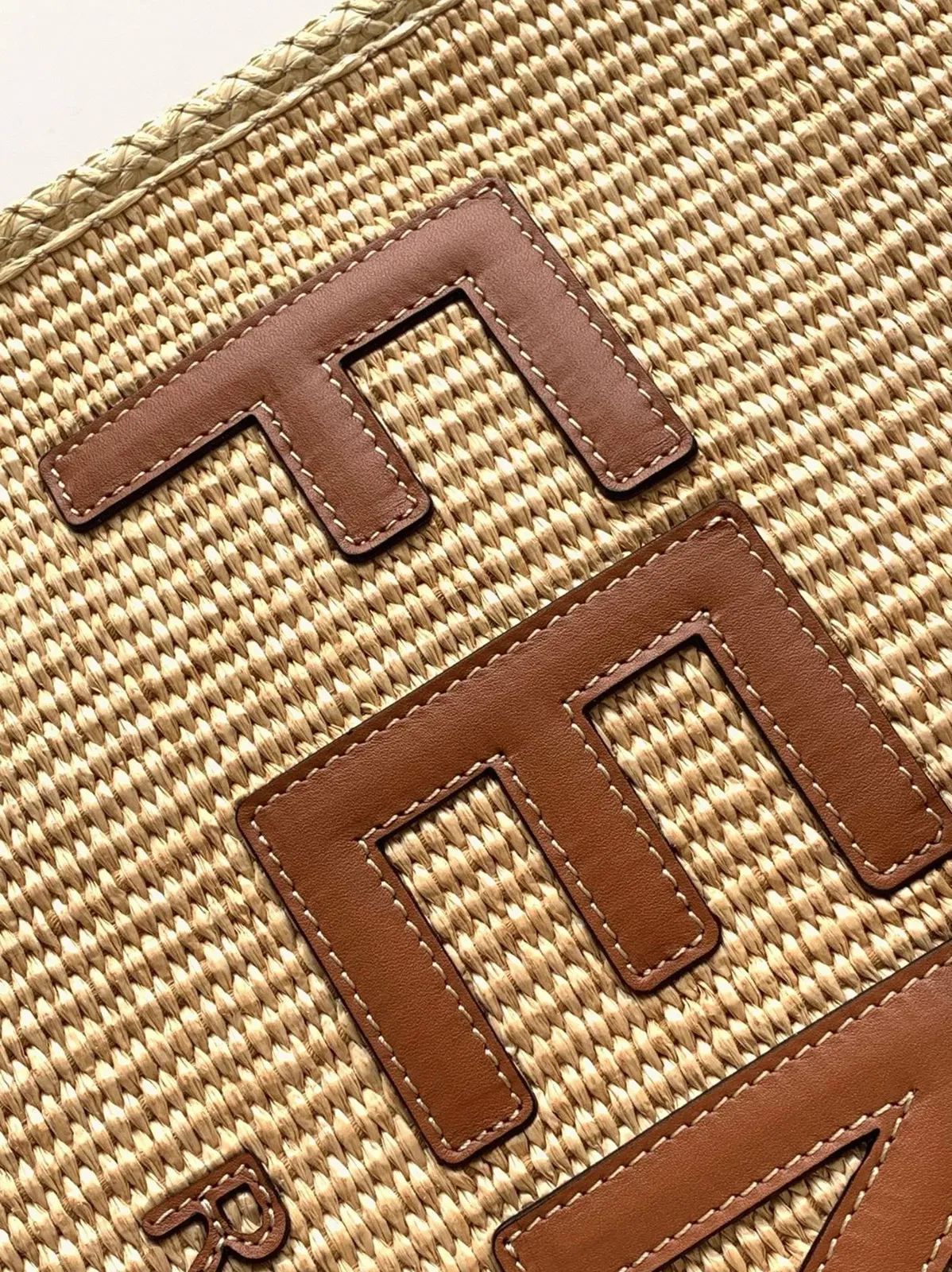 Top Quality Fendi Sunshine Medium Tote Bag in Natural Straw — image 4