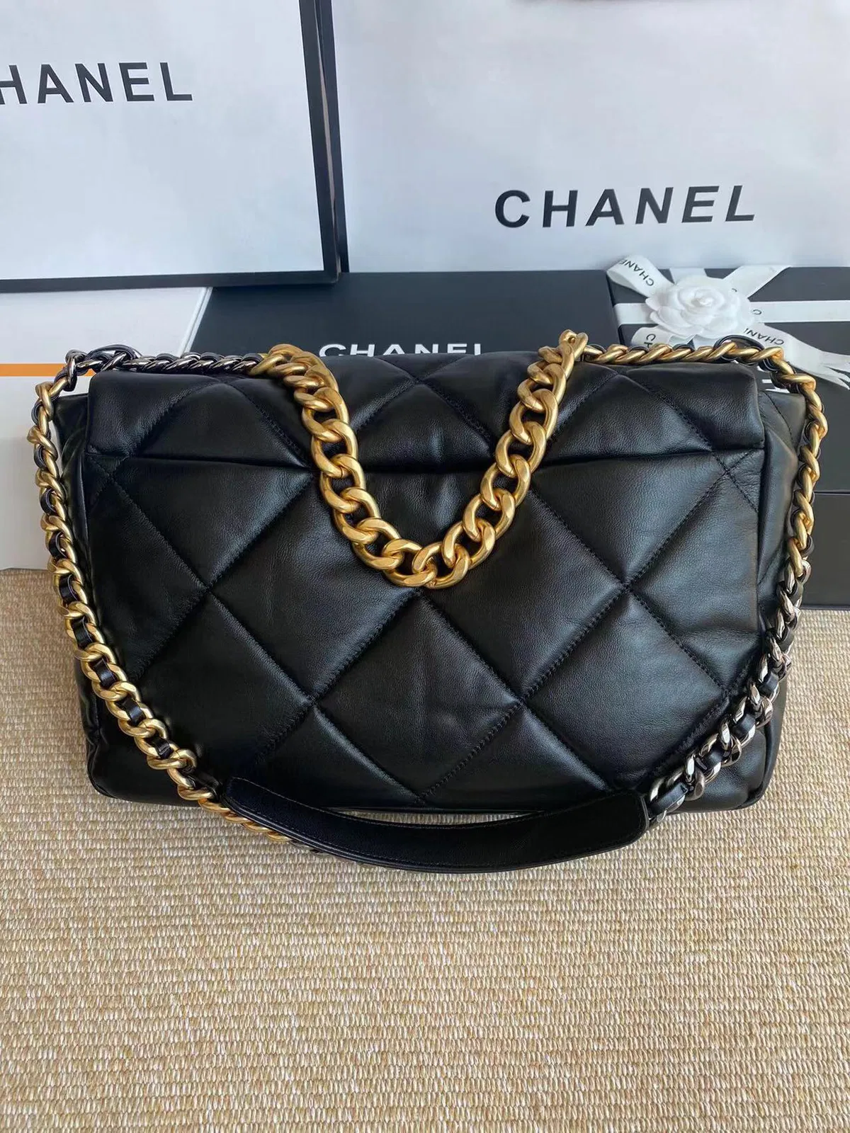 CHANEL 19 MAXI — image 2