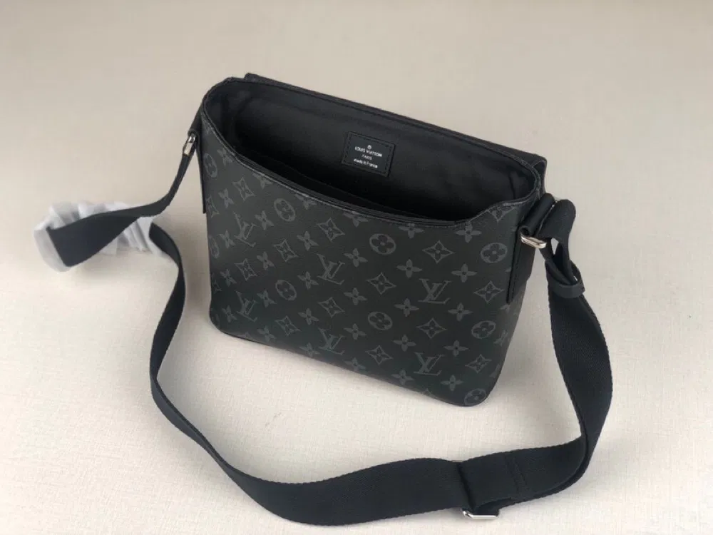 LOUIS VUITTON District PM — image 5