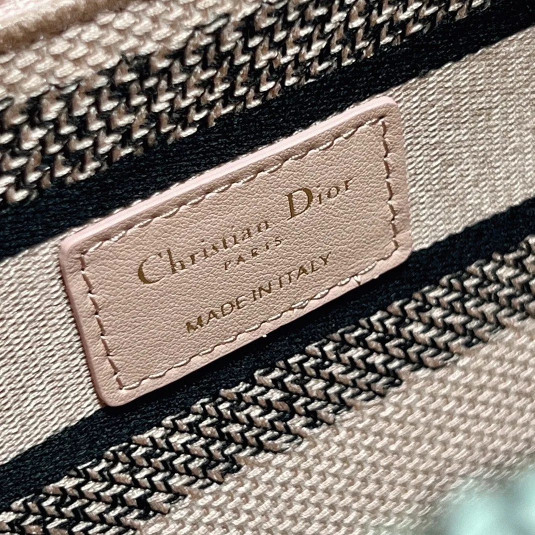 Dior Lady D-Lite Medium Bag in Beige Raffia Embroidered with Dior Petites Fleurs — image 9