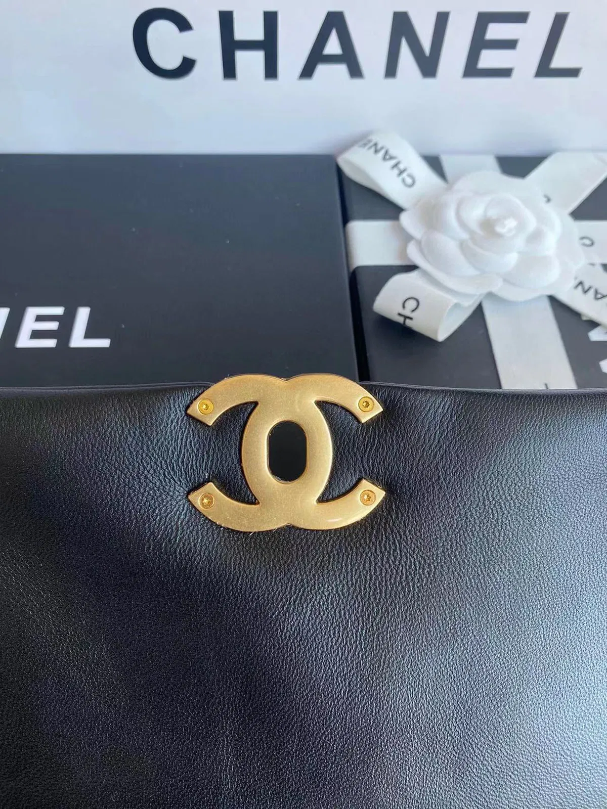 CHANEL 19 MAXI — image 8