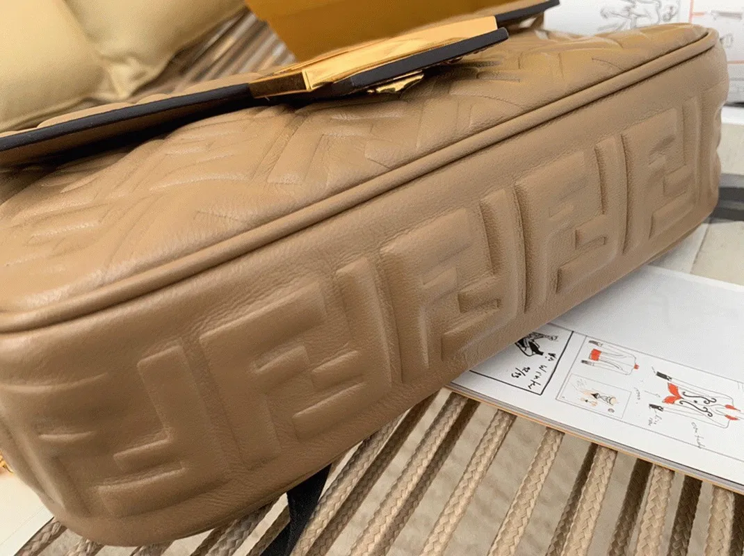 Top Quality Fendi Baguette Chain Midi Bag In Taupe — image 4