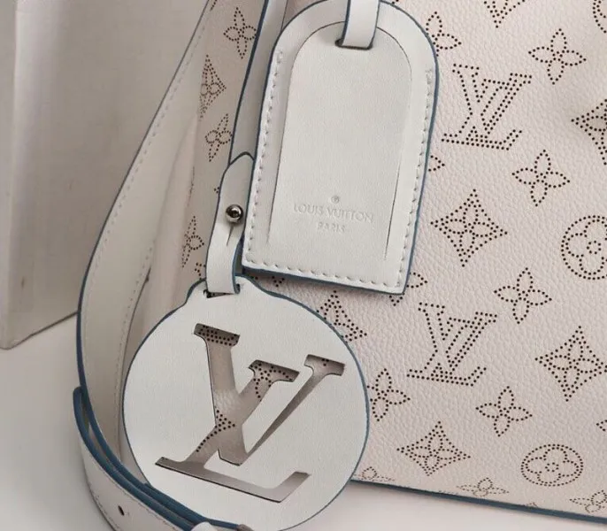 LV Mahina Beaubourg MM Hobo In Off White — image 9
