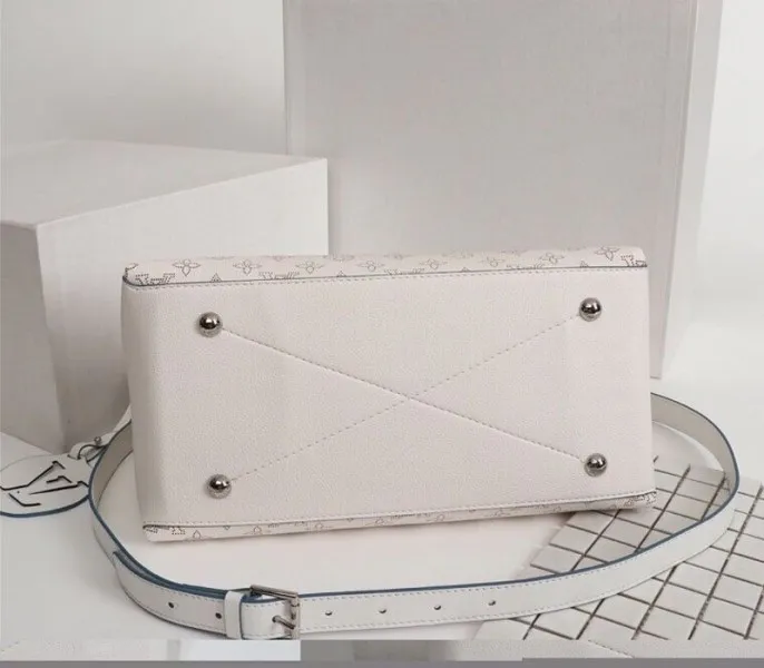 LV Mahina Beaubourg MM Hobo In Off White — image 4