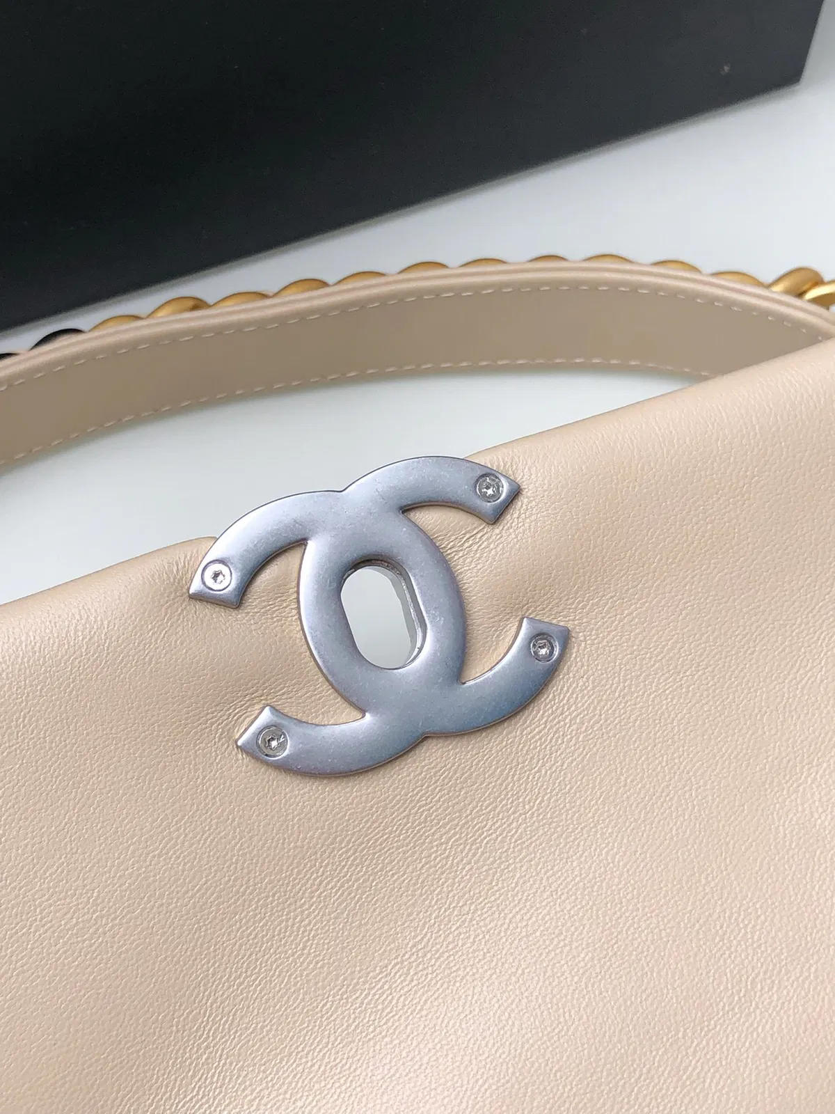 Chanel 19 medium — image 6