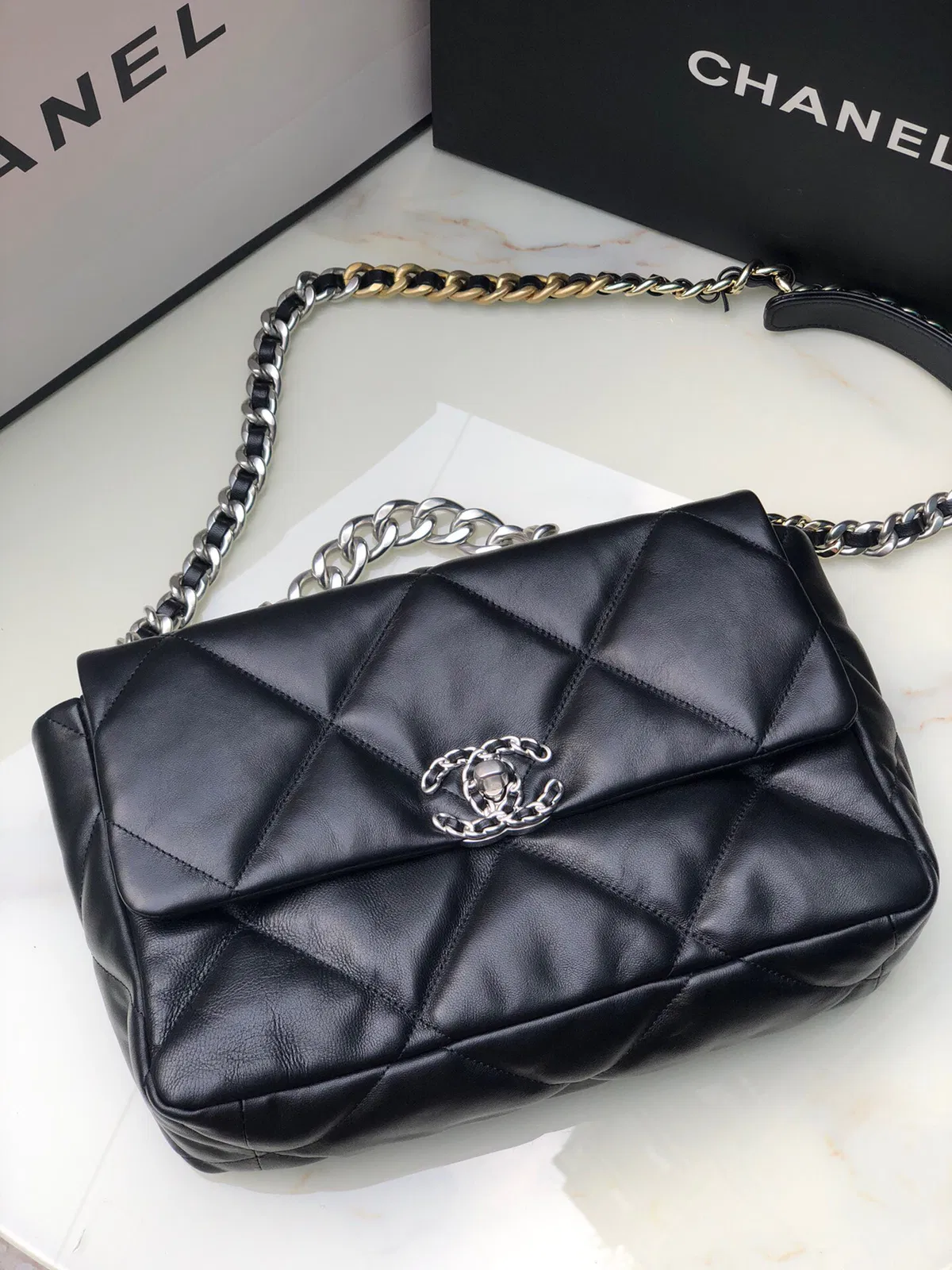 Chanel 19 medium — image 4