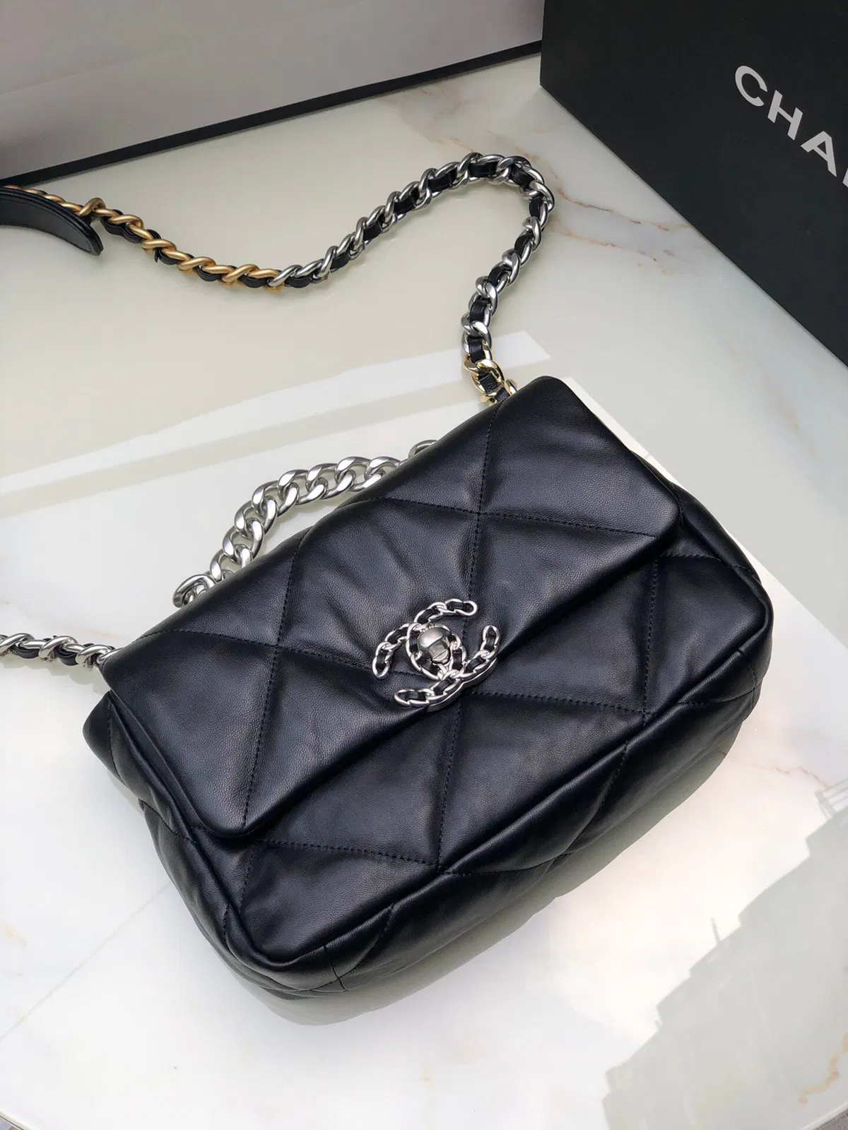 Chanel 19 small — image 6