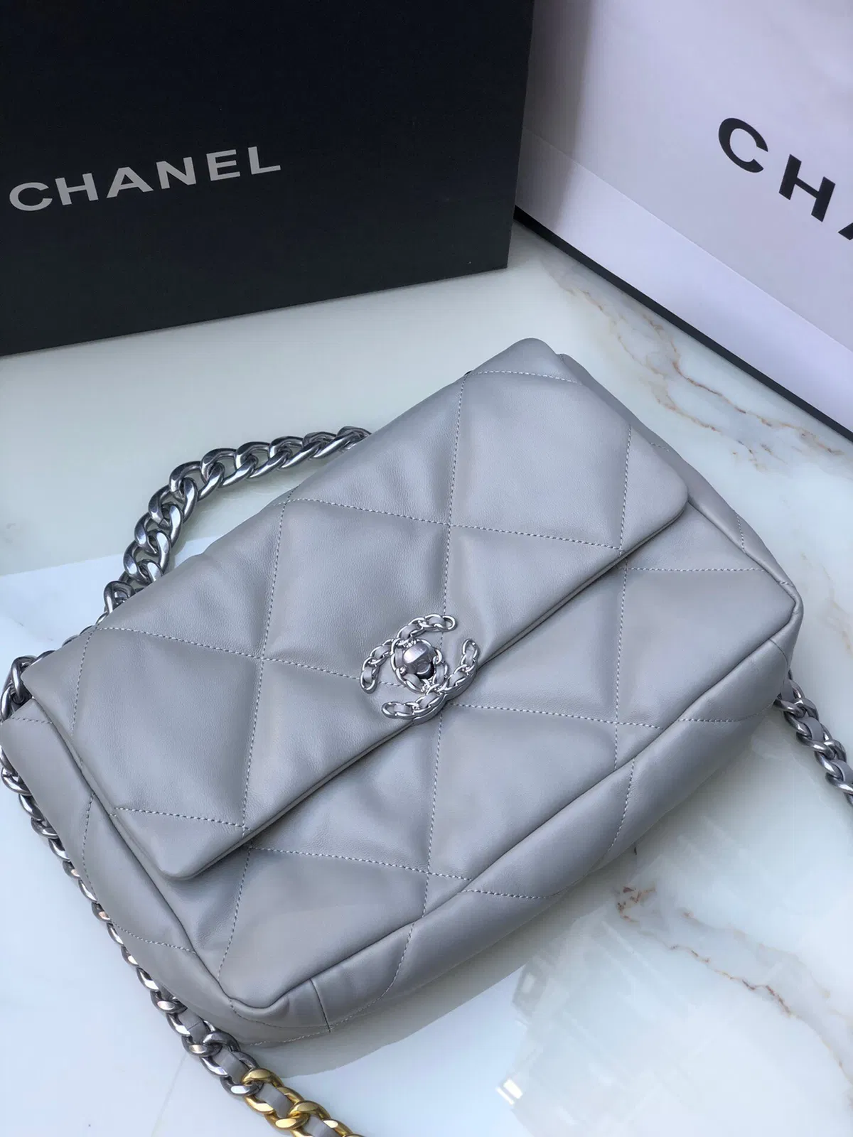 Chanel 19 medium — image 3