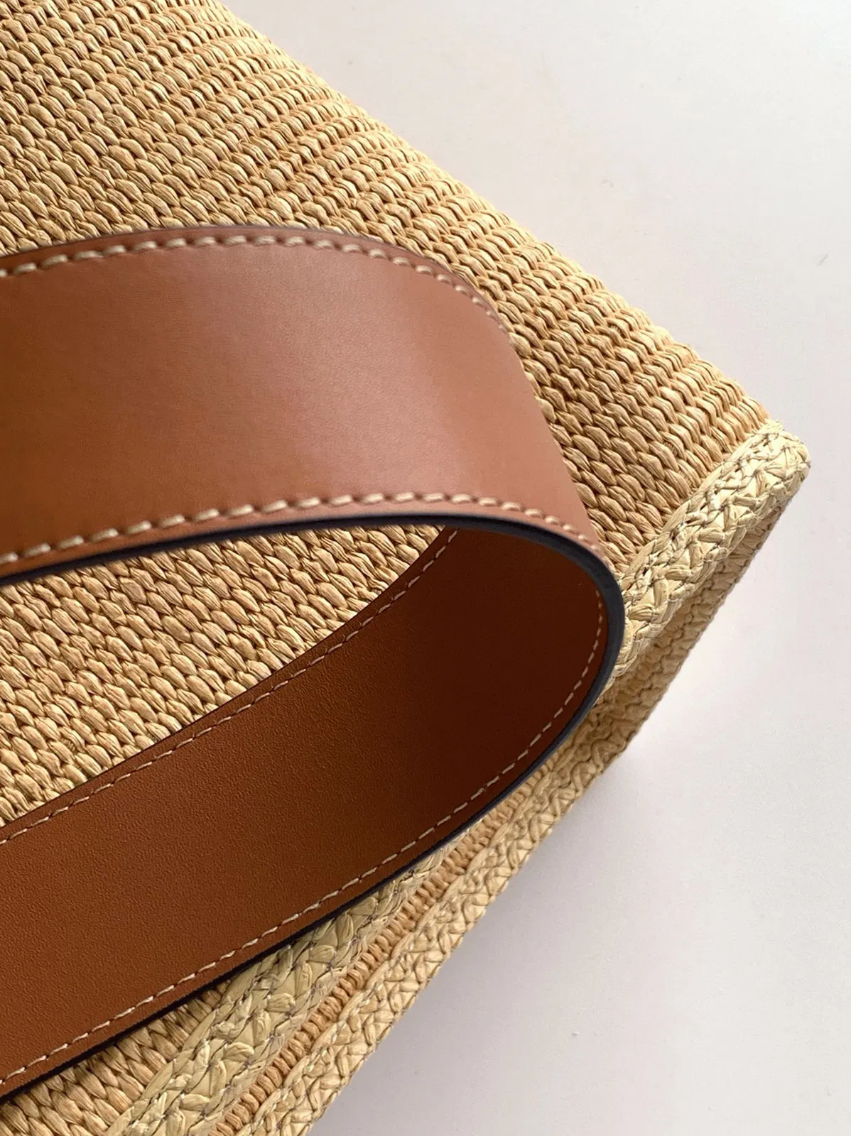 Top Quality Fendi Sunshine Medium Tote Bag in Natural Straw — image 3