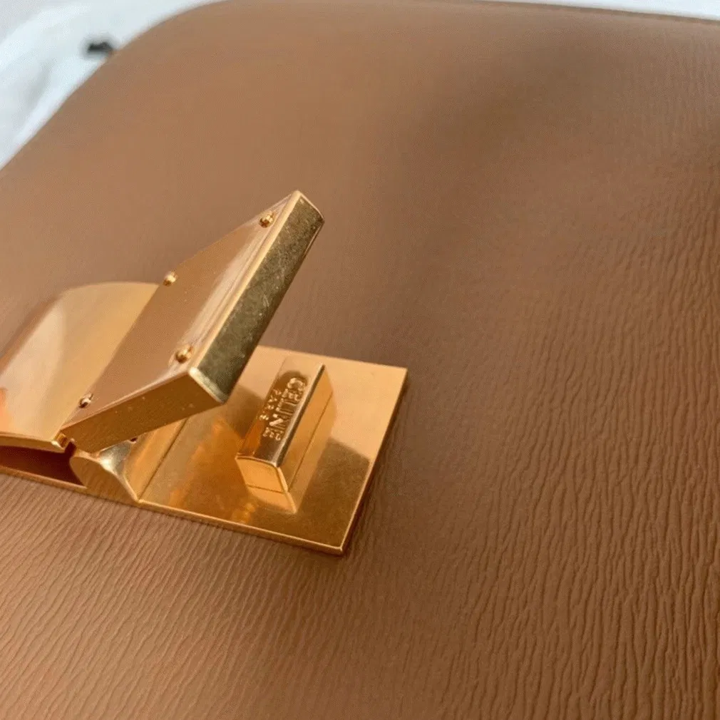 Top Quality Celine Classic Box Medium Bag In Camel — image 3