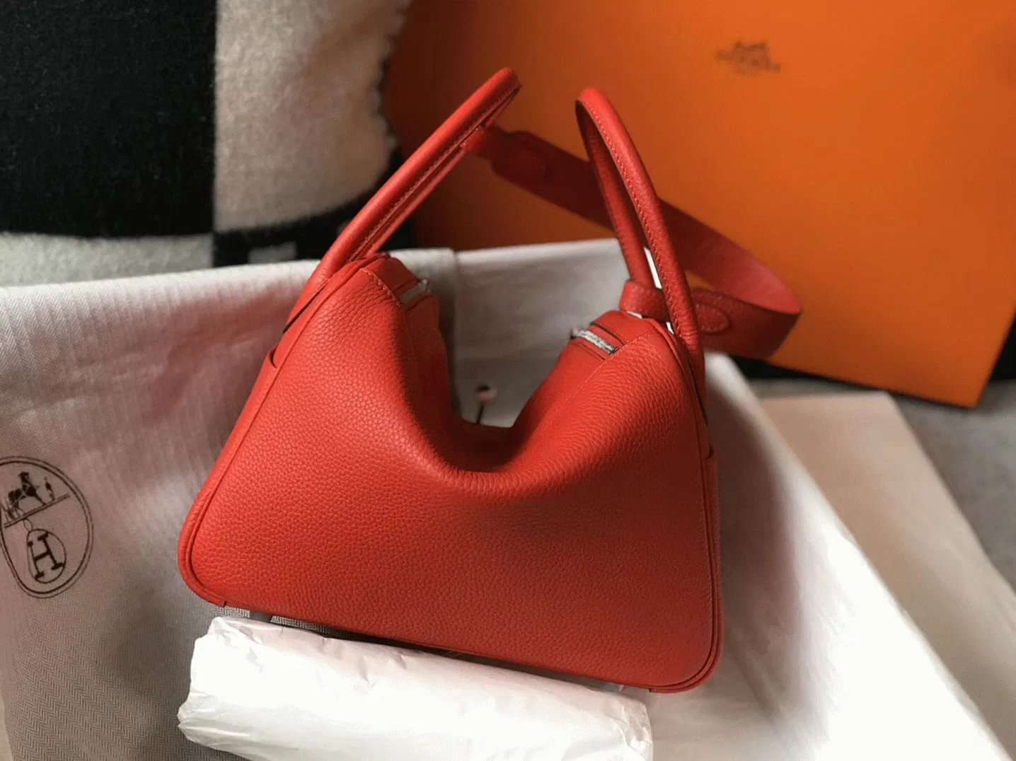 Hermes Lindy 26cm handbag in red — image 7