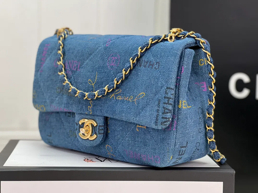 CHANEL FLAP BAG — image 2