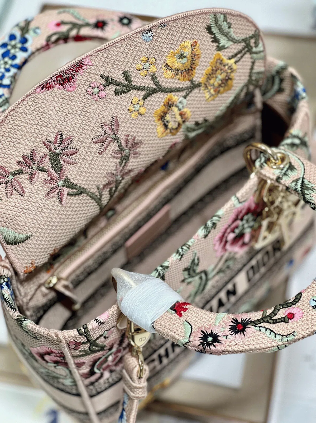 Dior Lady D-Lite Medium Bag in Beige Raffia Embroidered with Dior Petites Fleurs — image 6