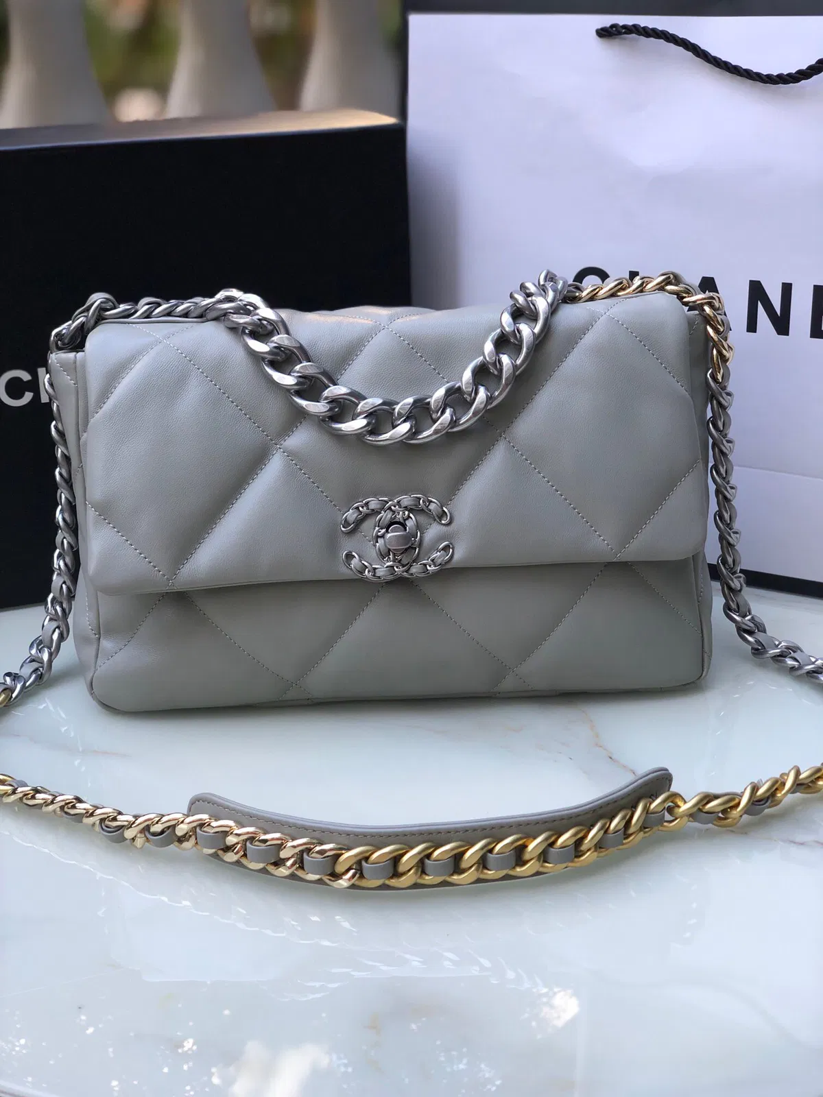 Chanel 19 medium