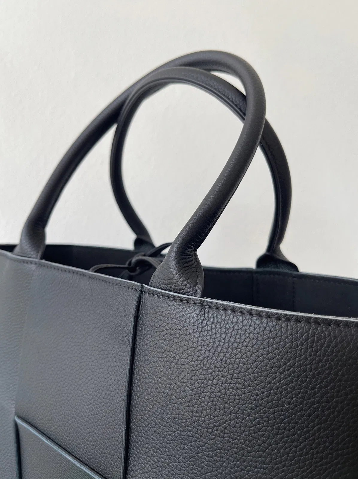 Bottega Veneta Arco Small Tote Black — image 3