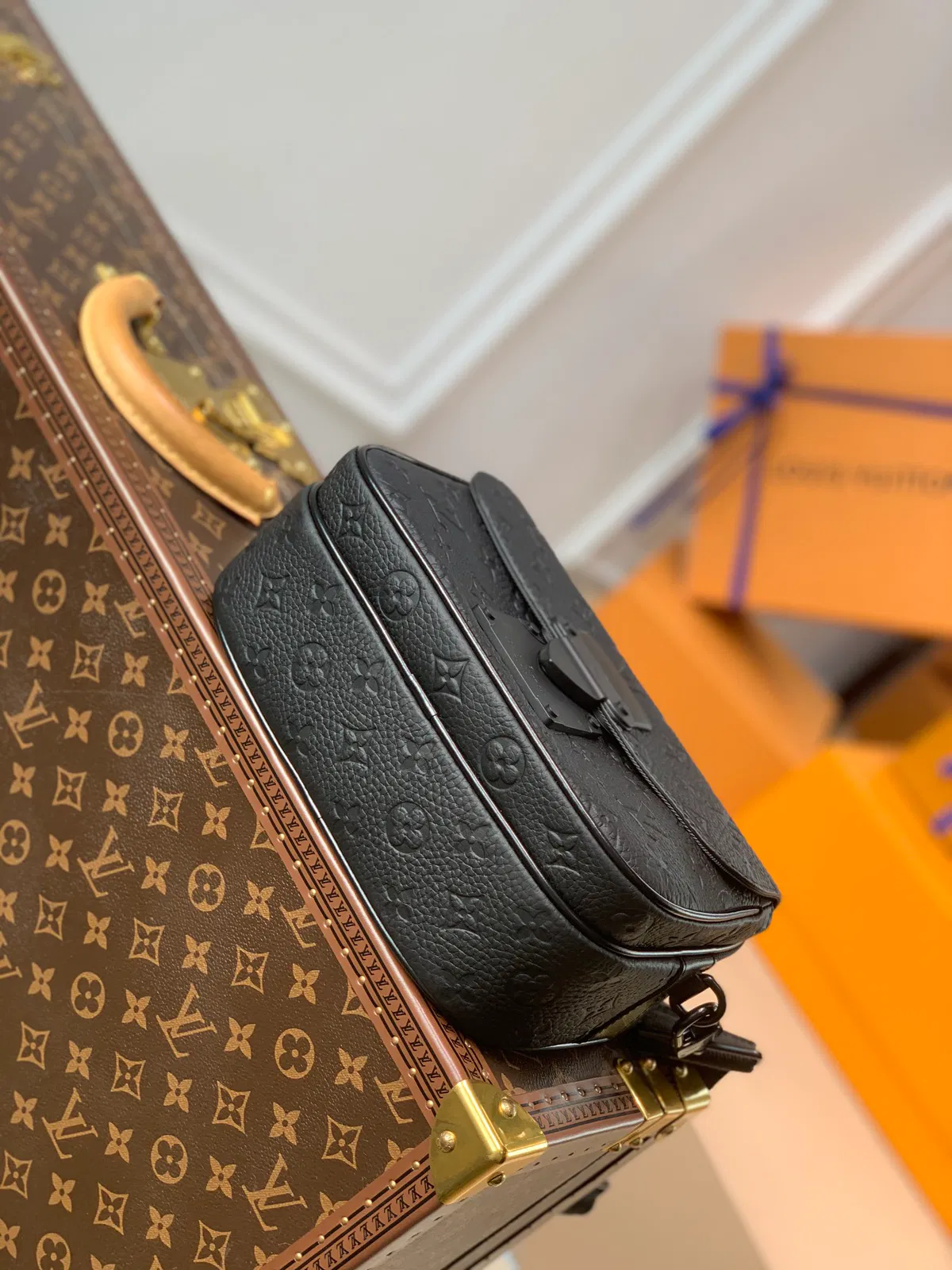 S LOCK SLING BAG — image 4