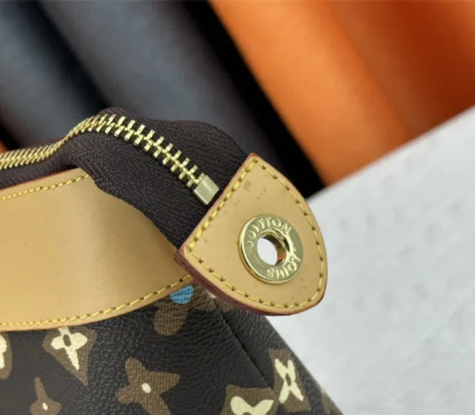 Louis Vuitton Monogram Craggy Voyage Souple Pochette In Chocolate — image 9