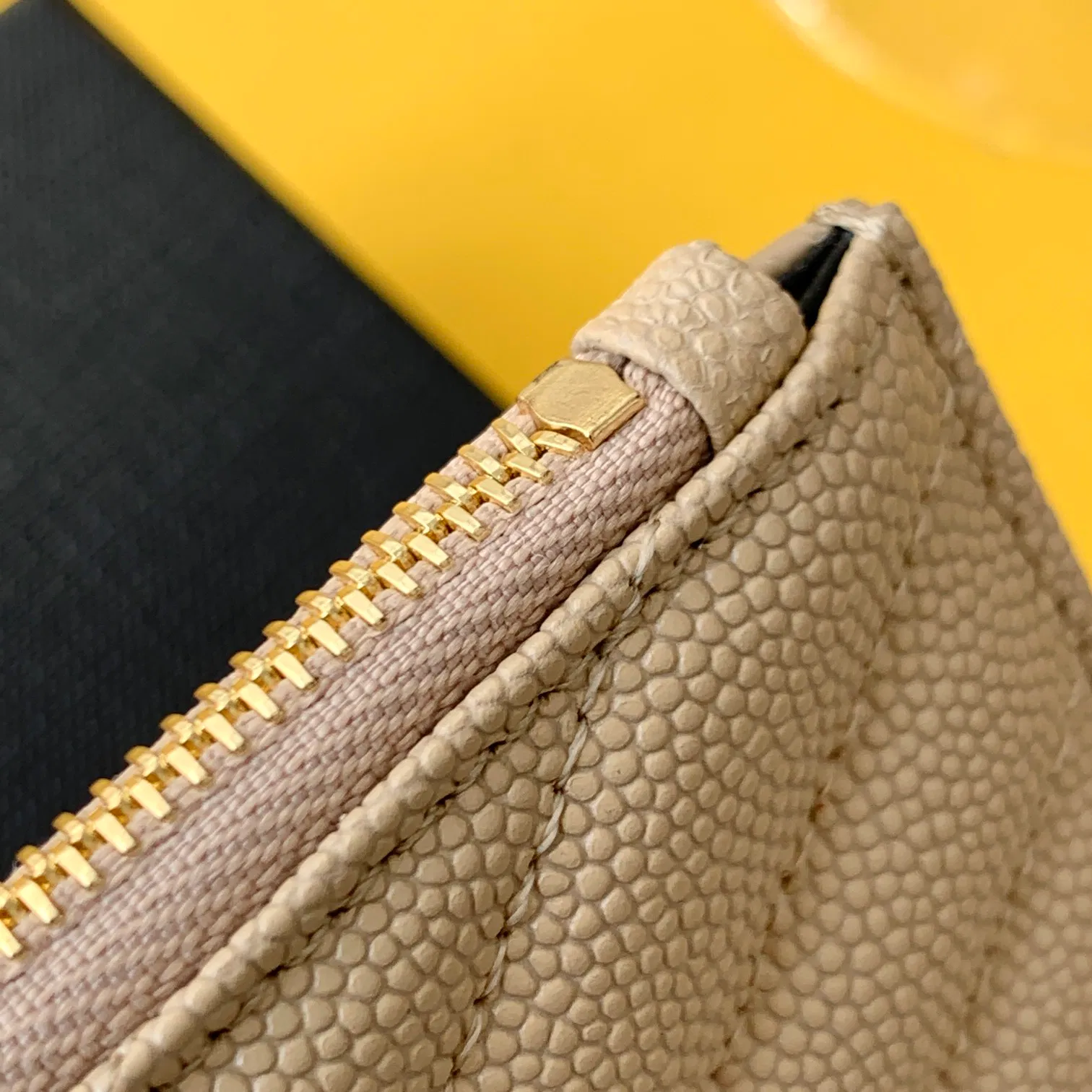 CASSANDRE MATELASSÉ ZIPPED FRAGMENTS CARD CASE IN GRAIN DE POUDRE EMBOSSED LEATHER — image 4