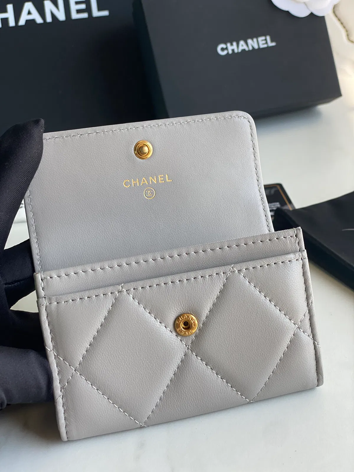 CHANEL 19 FLAP CARD HOLDER — image 6