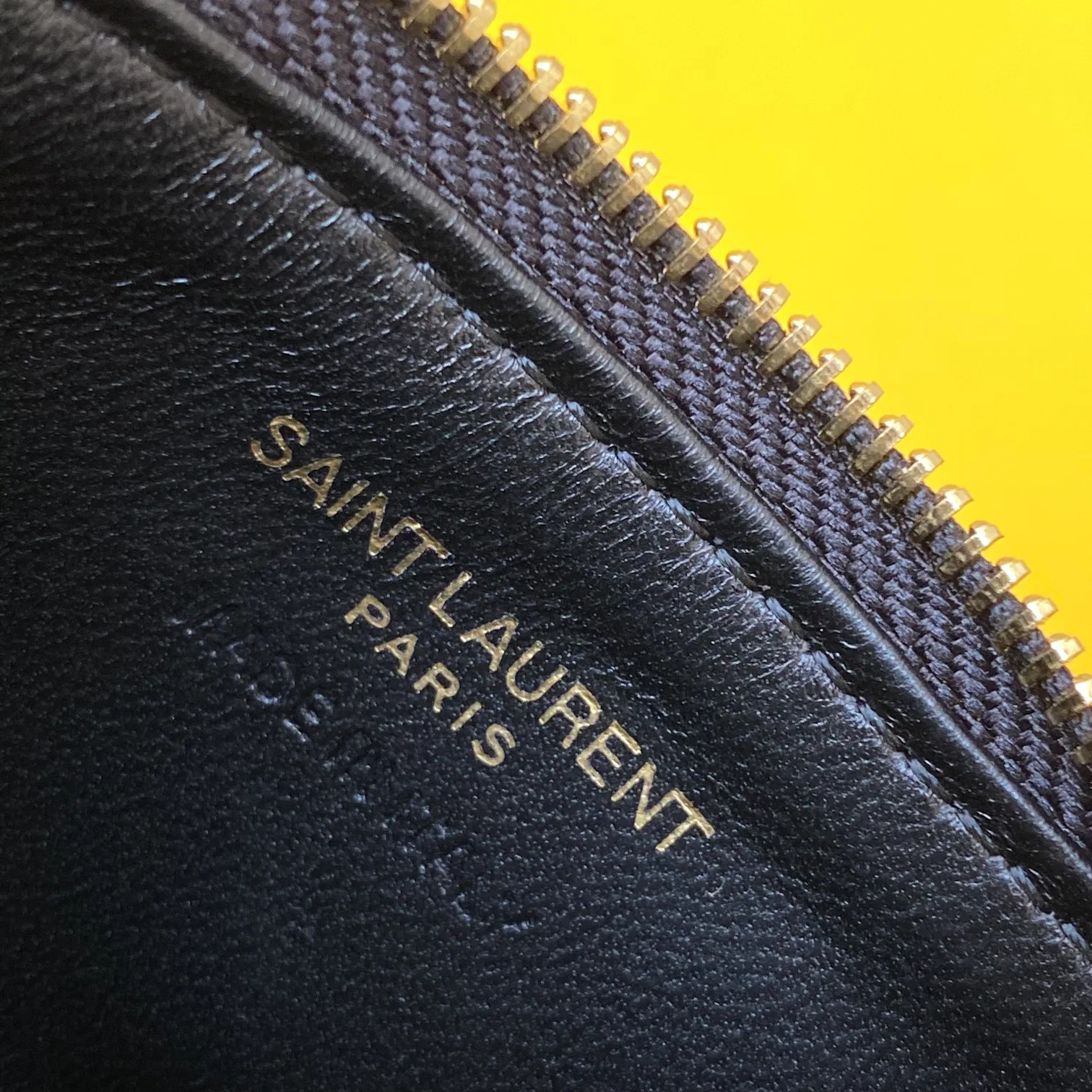 CASSANDRE MATELASSÉ ZIPPED FRAGMENTS CARD CASE IN GRAIN DE POUDRE EMBOSSED LEATHER — image 3
