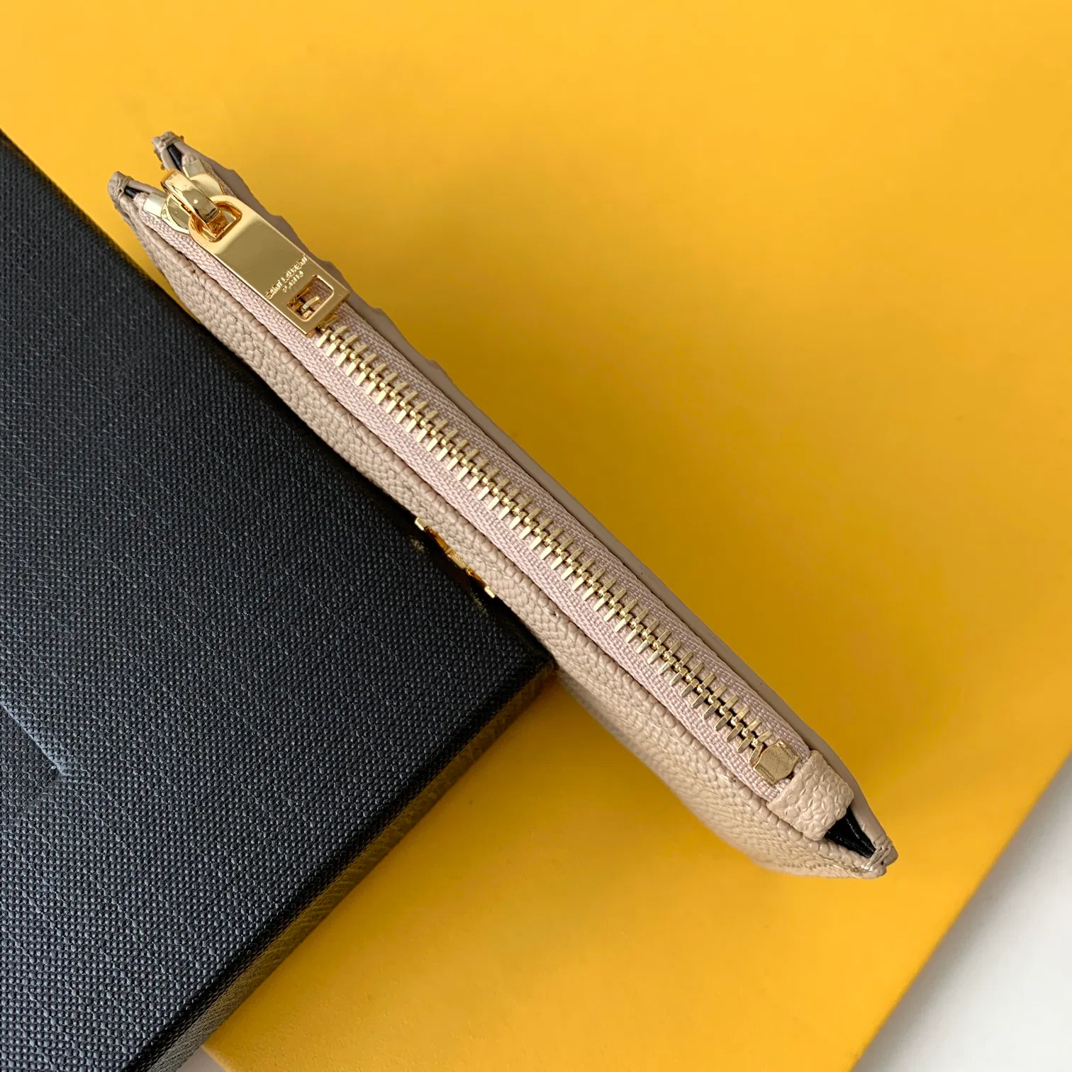 CASSANDRE MATELASSÉ ZIPPED FRAGMENTS CARD CASE IN GRAIN DE POUDRE EMBOSSED LEATHER — image 6