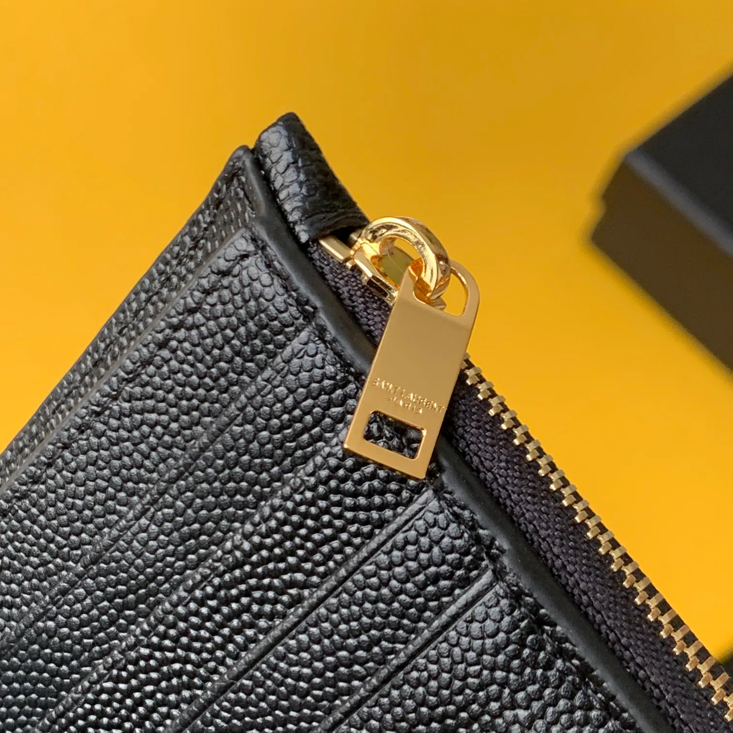CASSANDRE MATELASSÉ ZIPPED FRAGMENTS CARD CASE IN GRAIN DE POUDRE EMBOSSED LEATHER — image 5
