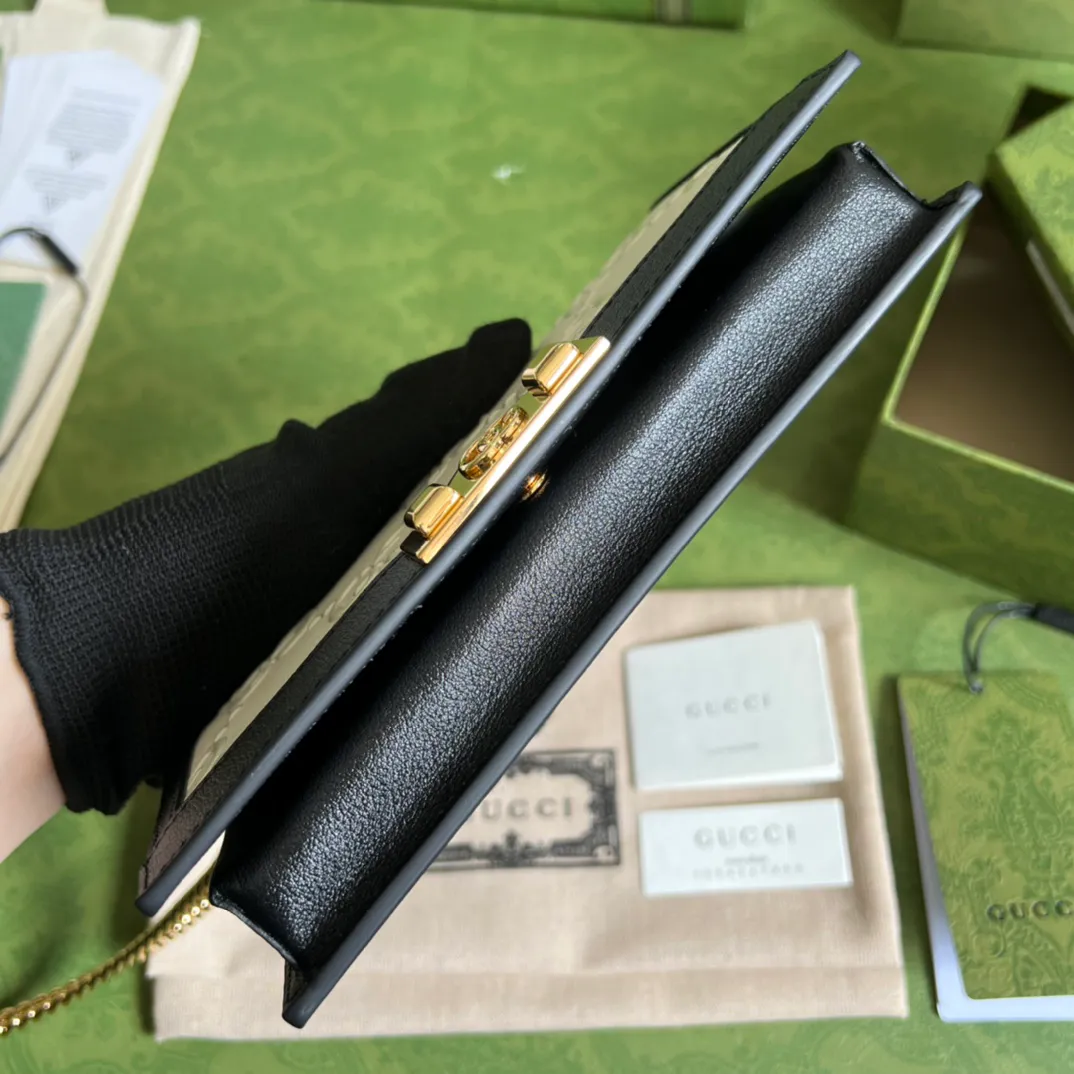 Gucci Leather clutch — image 9