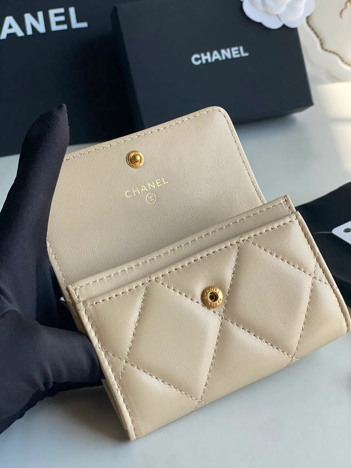 CHANEL 19 FLAP CARD HOLDER — image 6