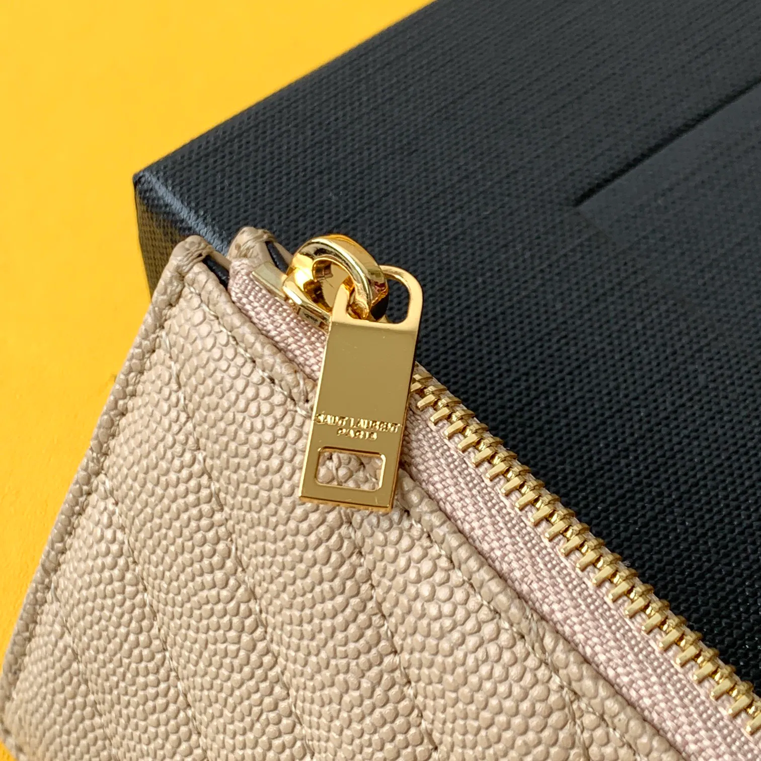 CASSANDRE MATELASSÉ ZIPPED FRAGMENTS CARD CASE IN GRAIN DE POUDRE EMBOSSED LEATHER — image 5