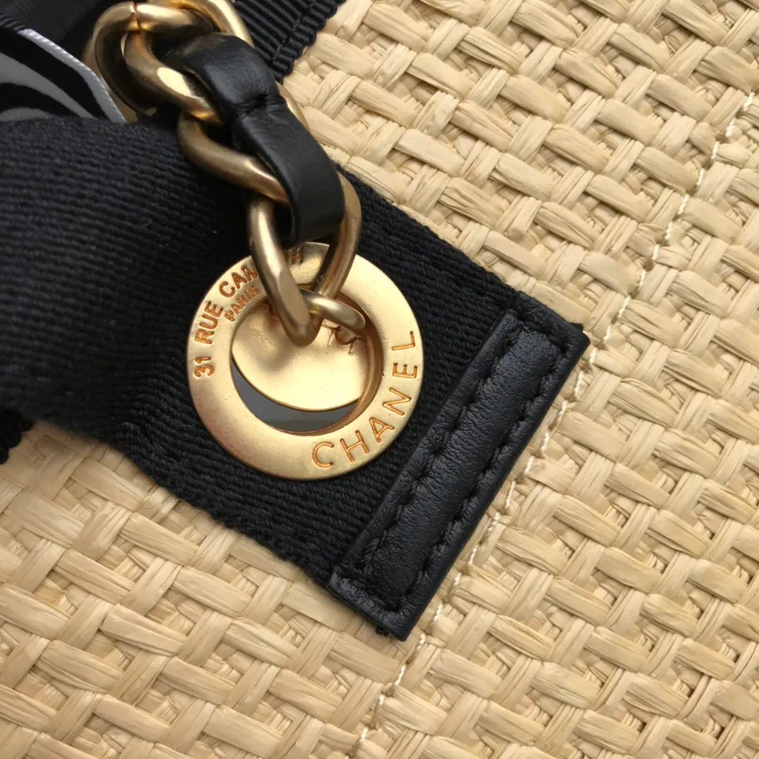 CHANEL TOTE — image 4
