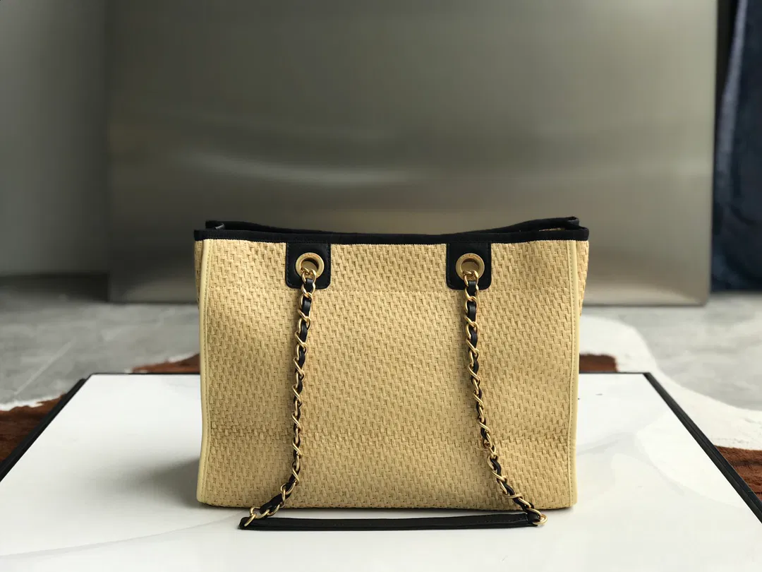 CHANEL TOTE — image 3