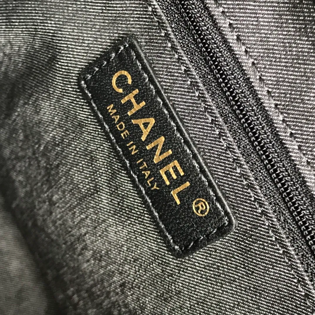 CHANEL TOTE — image 9