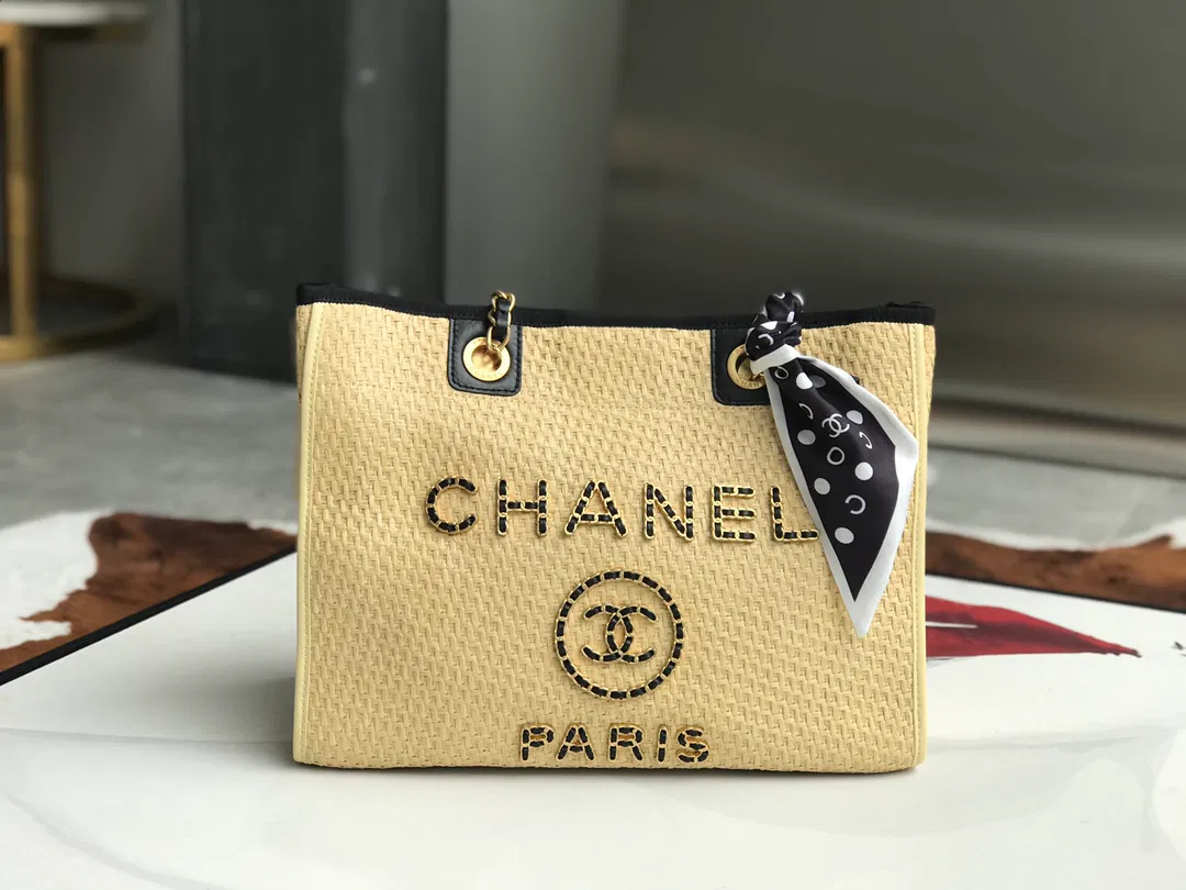 CHANEL TOTE — image 2