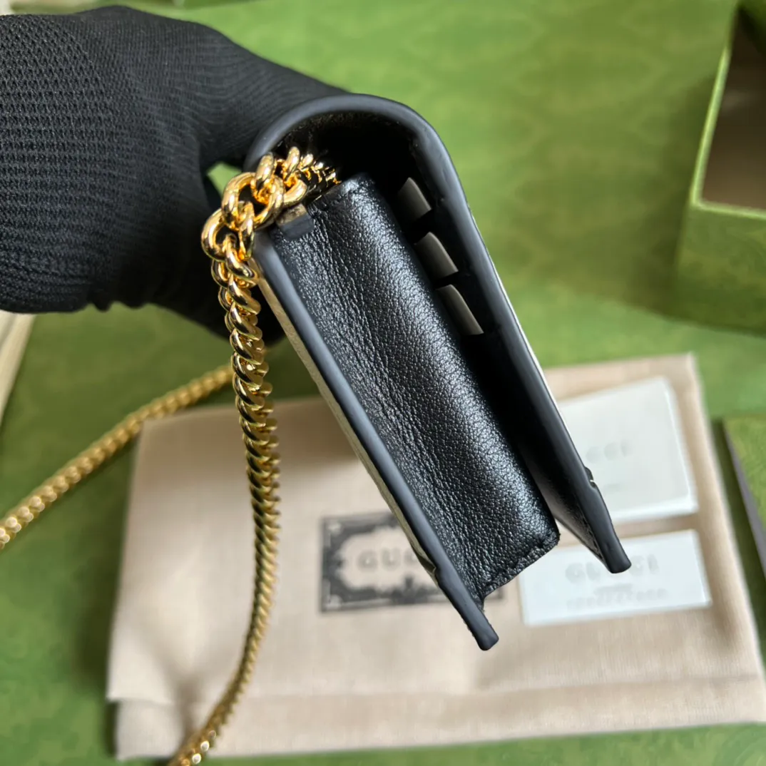 Gucci Leather clutch — image 7