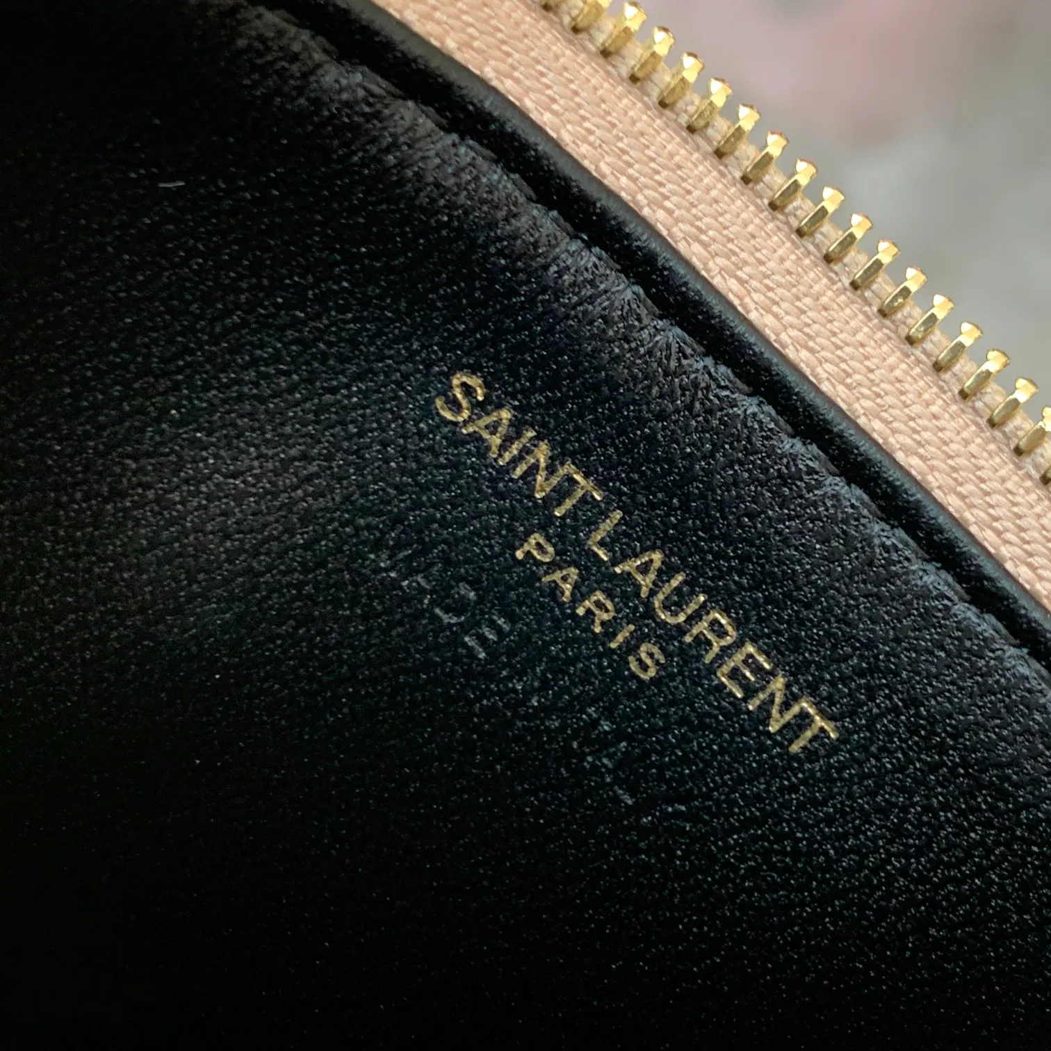 CASSANDRE MATELASSÉ ZIPPED FRAGMENTS CARD CASE IN GRAIN DE POUDRE EMBOSSED LEATHER — image 3